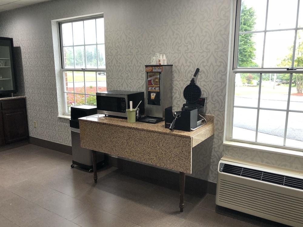 Quality Inn Dublin I-81 Экстерьер фото